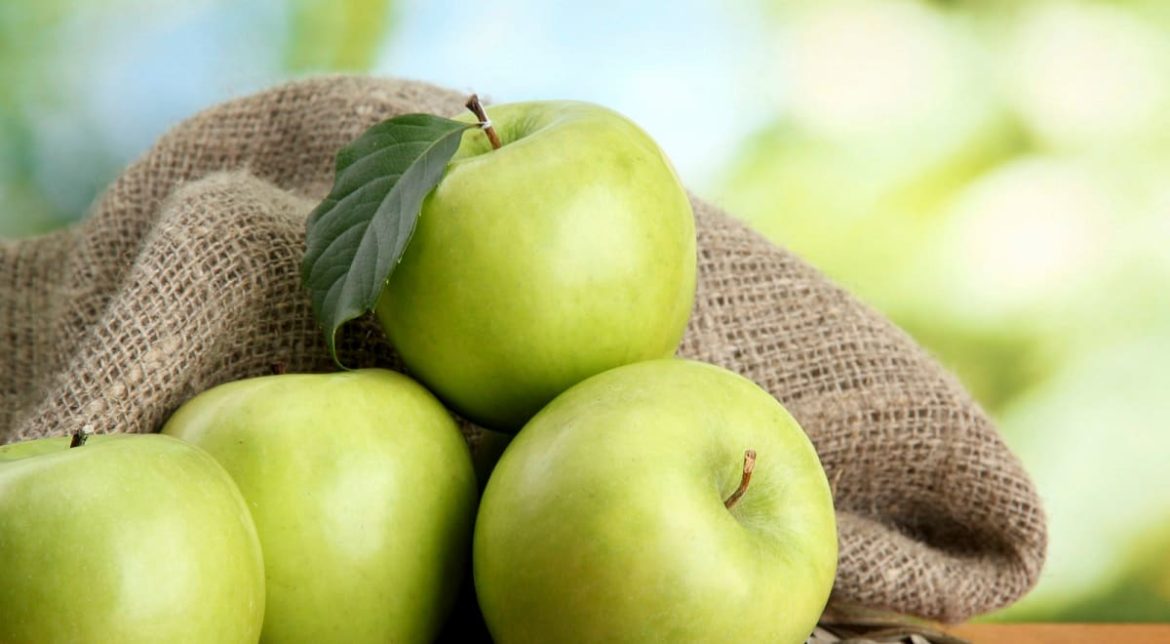 پیرزنی با خوردن سیب درختی میانه 20 سال جوان تر شد